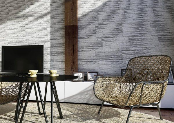 Progettazione e produzione Pannelli 3D in gesso con una poltrona e computer sul tavolo