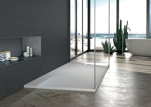 base doccia con una vasca e arredo bagno