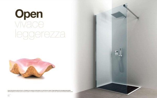 box doccia in vetro con una parte aperto a marchio OPEN