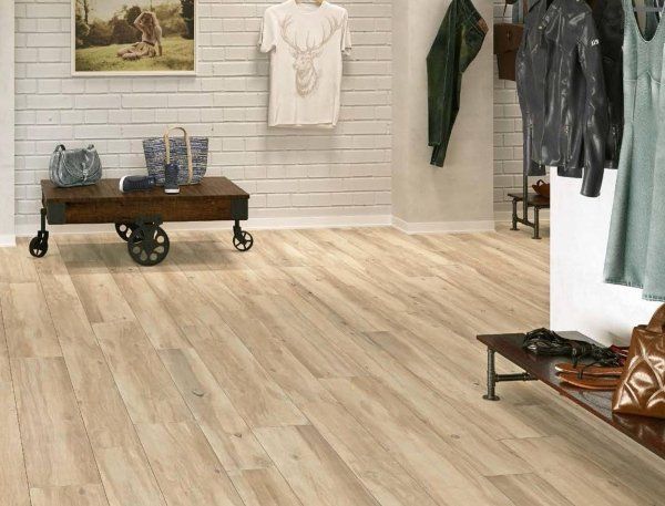 vista interna di un negozio con pavimento in legno e vestiti vendita