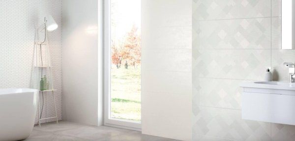 bagno bianco con arredo