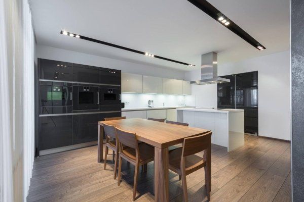 sala da pranzo con pavimento in legno