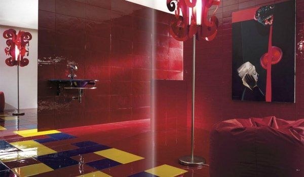 bagno moderno rosso con arredo bagno