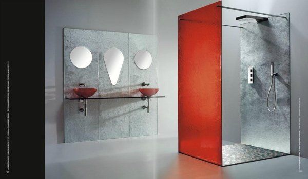 bagno moderno con box doccia e lavabi
