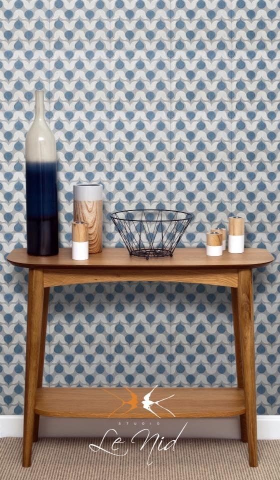 oggetti sul tavolo in legno con rivestimento su parete