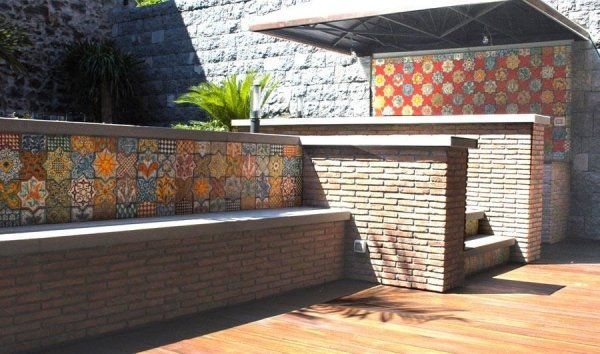 vista esterna di una casa con parete in pietra e mattoni