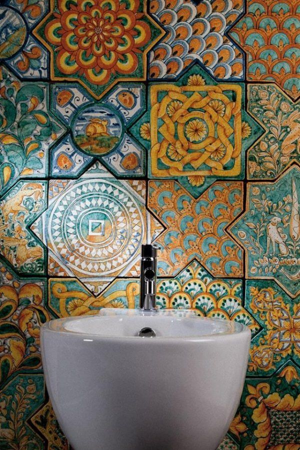 bide con parete decorata in piastrelle di Vetro colorati