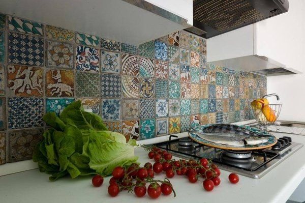 bancone di cucina moderna con pomodori, pesce e cavolo con parete decorta