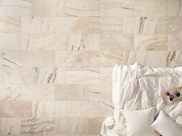 parete bianca in marmo e pietra