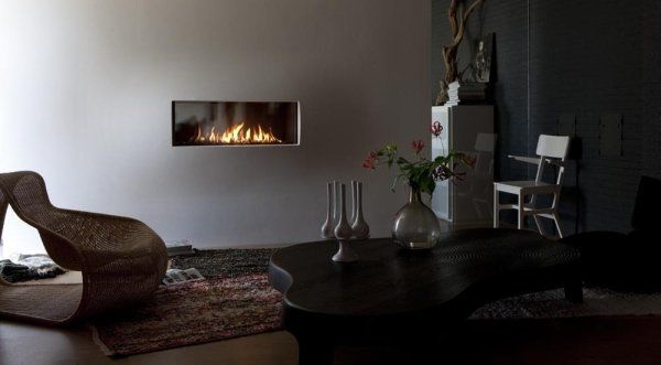 salotto moderno con camino a muro
