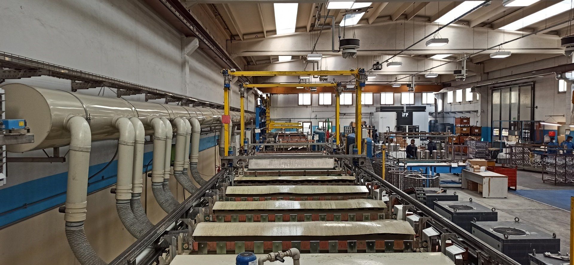 Impianto industriale con serbatoi e carroponte.