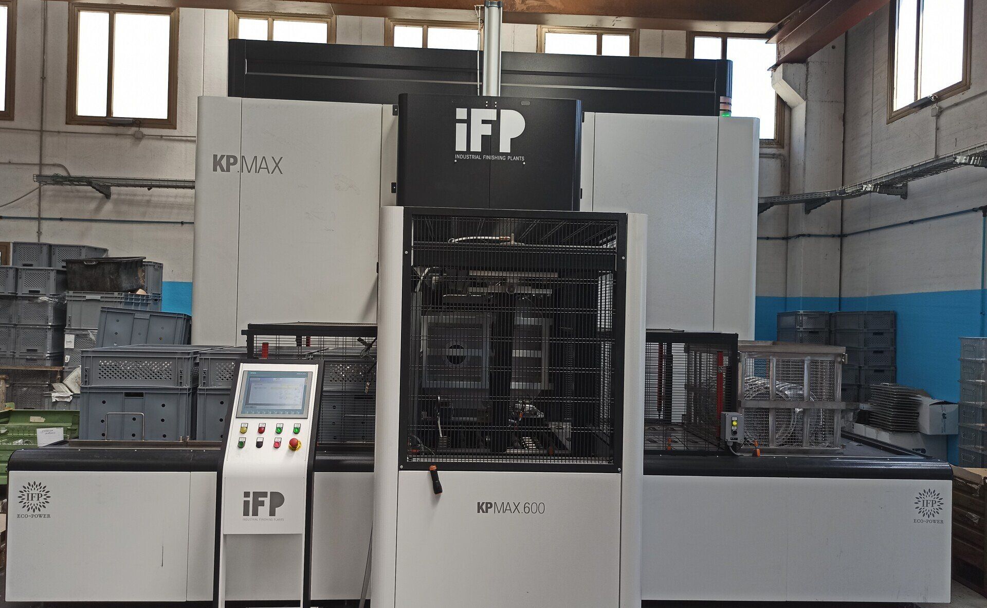 Una grande macchina industriale bianca con l'etichetta