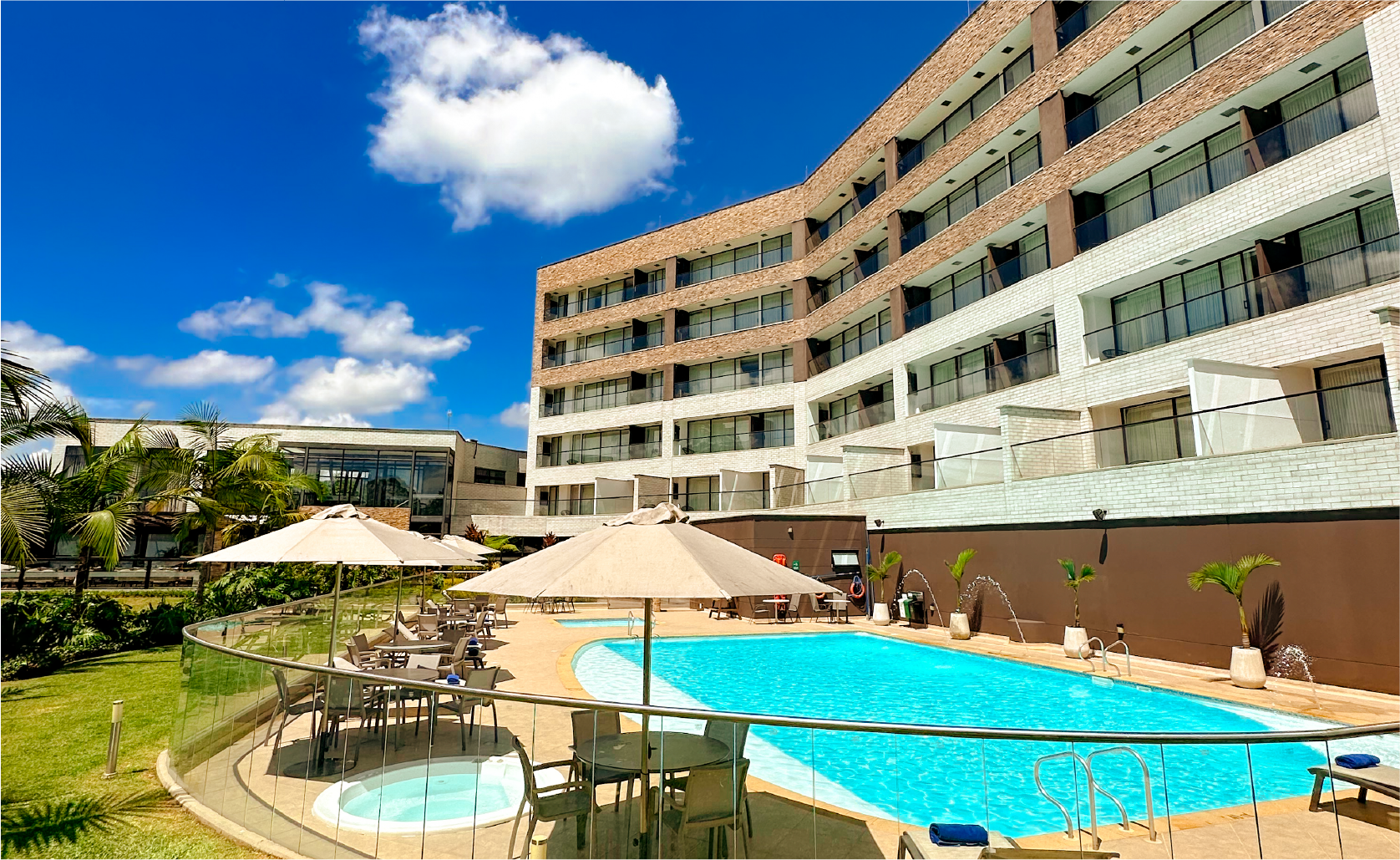 hotel con una gran piscina frente a él.