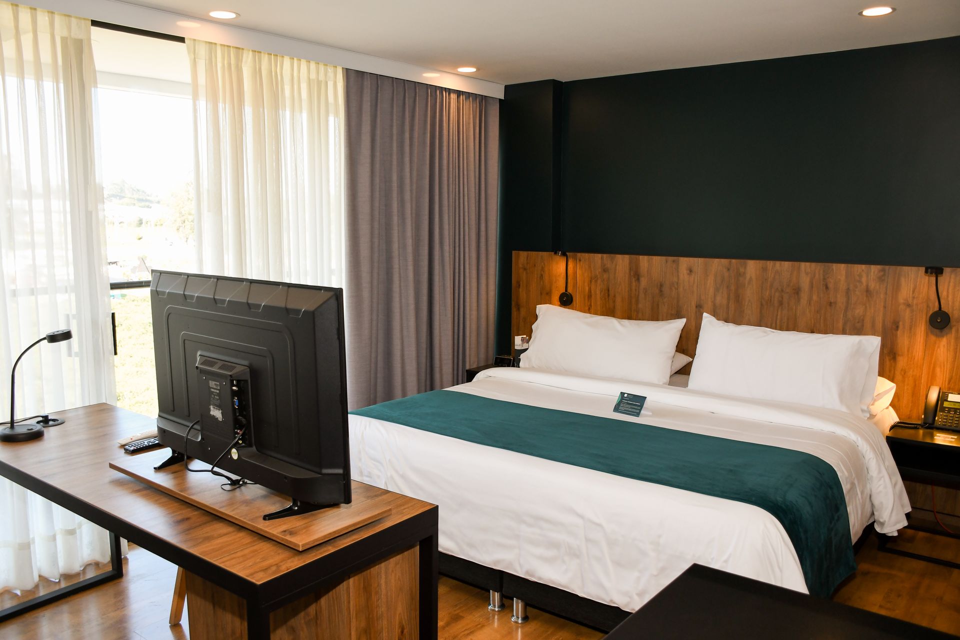 vista de Tv y cama de la habitación Junior suite, Hotel Lagoon Llanogrande