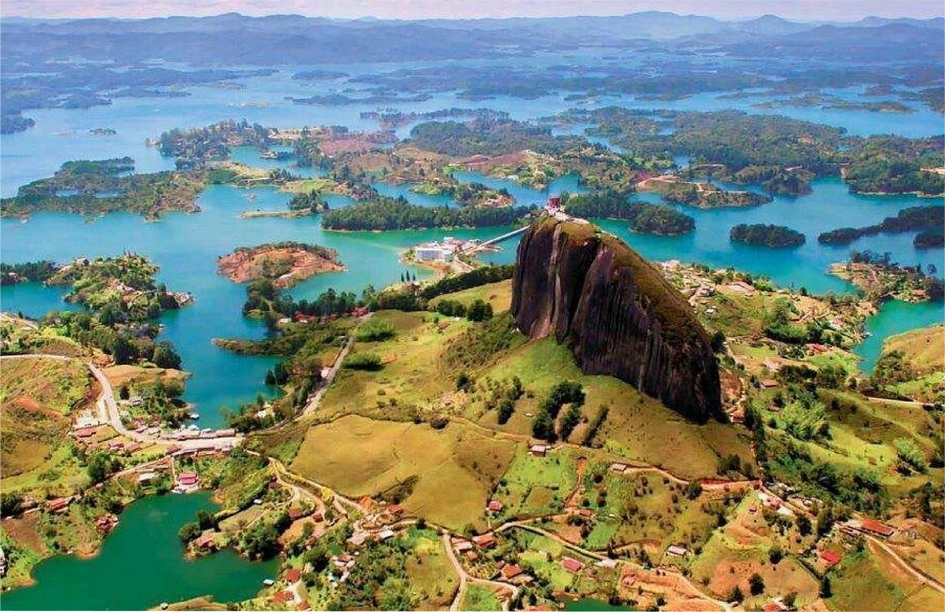 Una vista aérea de medellin con montañas al fondo.