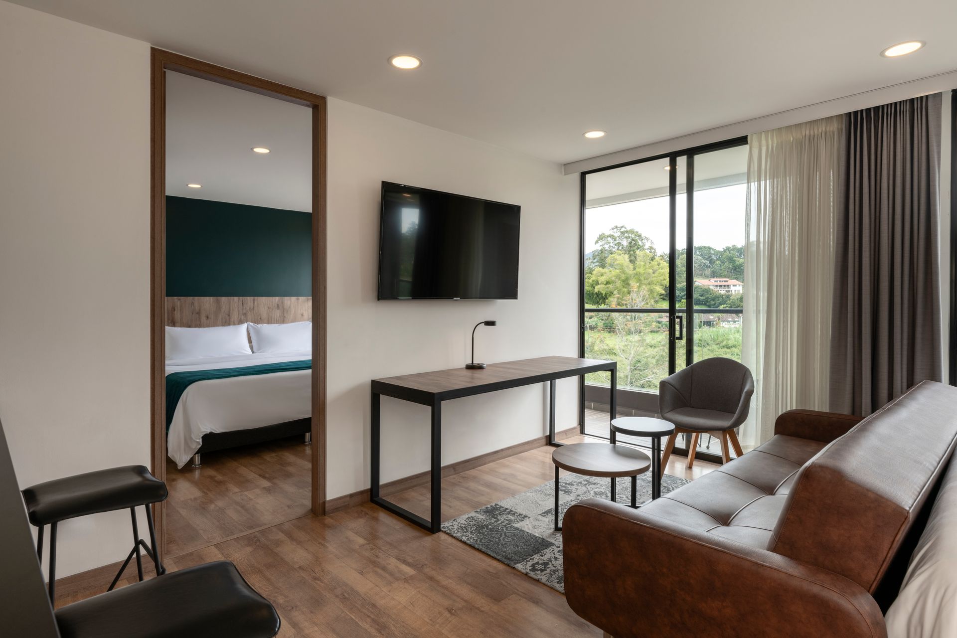 vista de cama de la habitación suite Lagoon, Hotel Lagoon Llanogrande