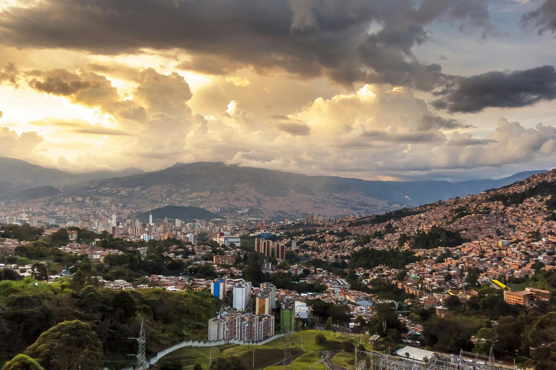 Una vista aérea de medellin con montañas al fondo.