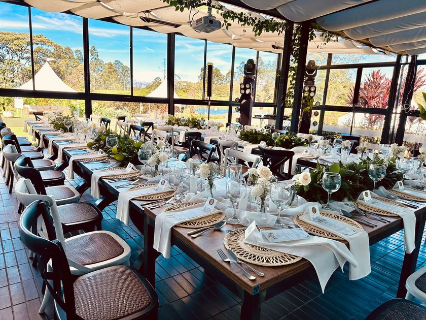 Una gran sala con mesas y sillas preparadas para una recepción de boda  hotel Lagoon Llanogrande