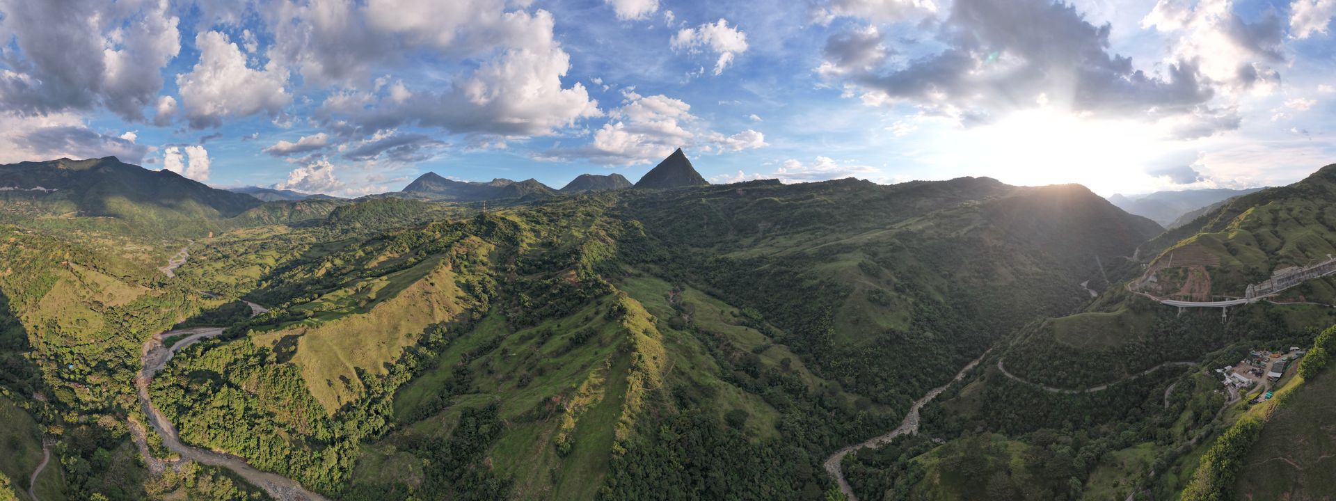 Una vista aérea de una cadena montañosa con una carretera que la atraviesa llanogrande antioquia.