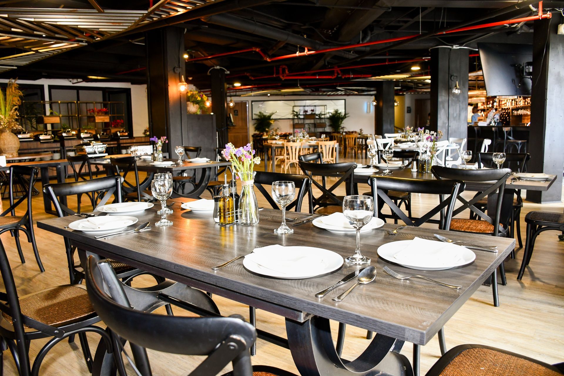 Una mesa con platos, servilletas, copas de vino y flores sobre ella  hotel Lagoon Llanogrande.