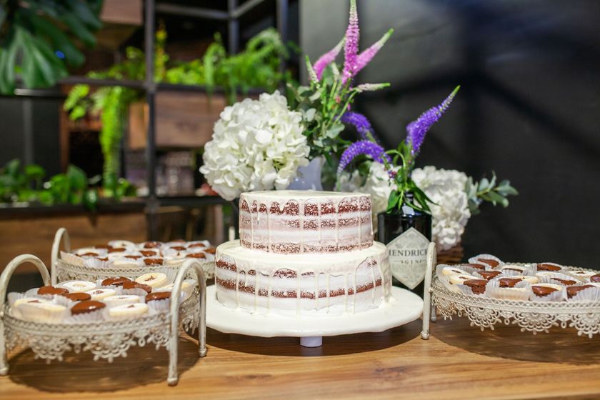 Un pastel con flores encima está sobre una mesa  hotel Lagoon Llanogrande