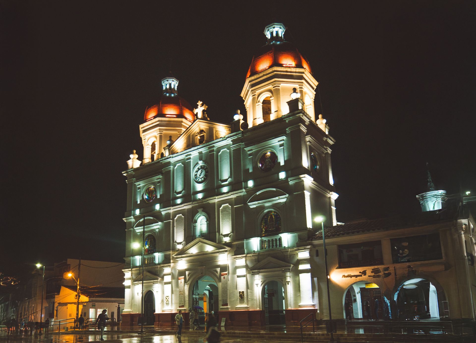 Una gran iglesia está iluminada por la noche rionegro antioquia.