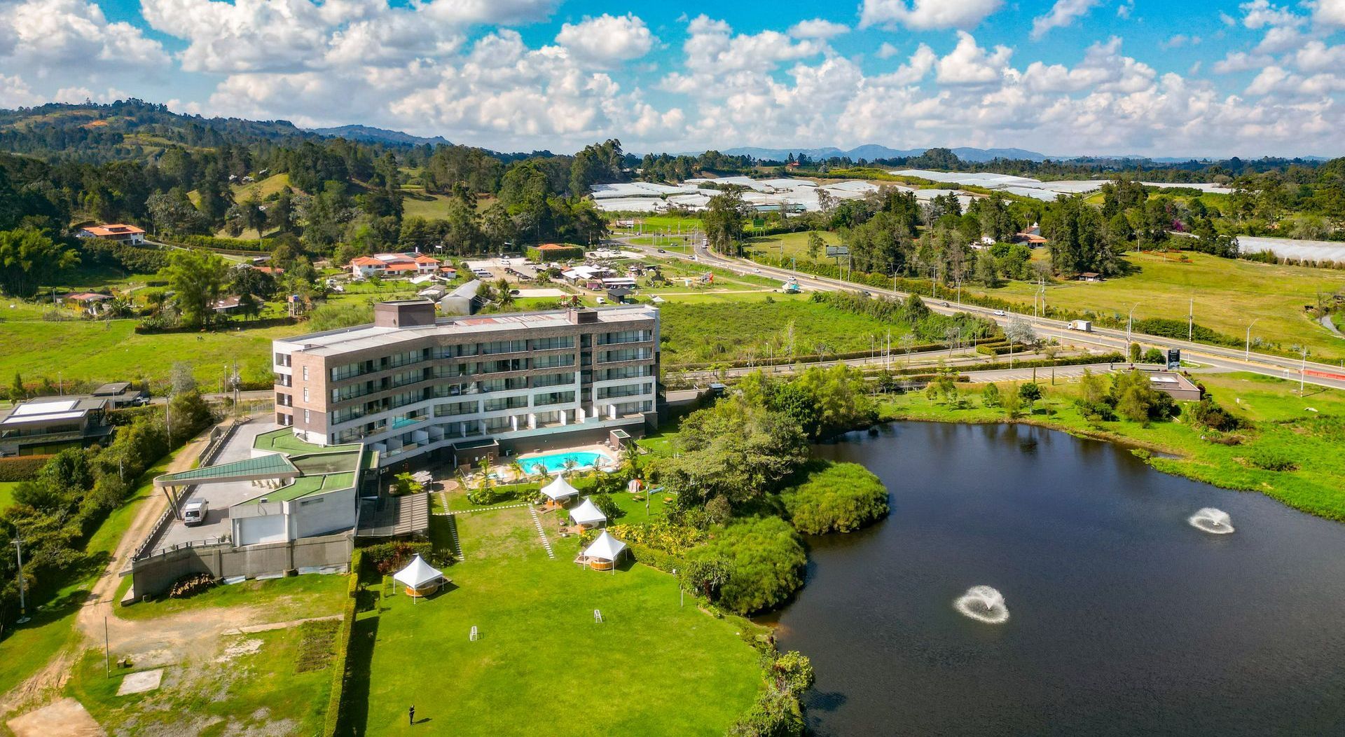 Una vista aérea de un hotel lagoon llanogrande rodeado de árboles y un lago.