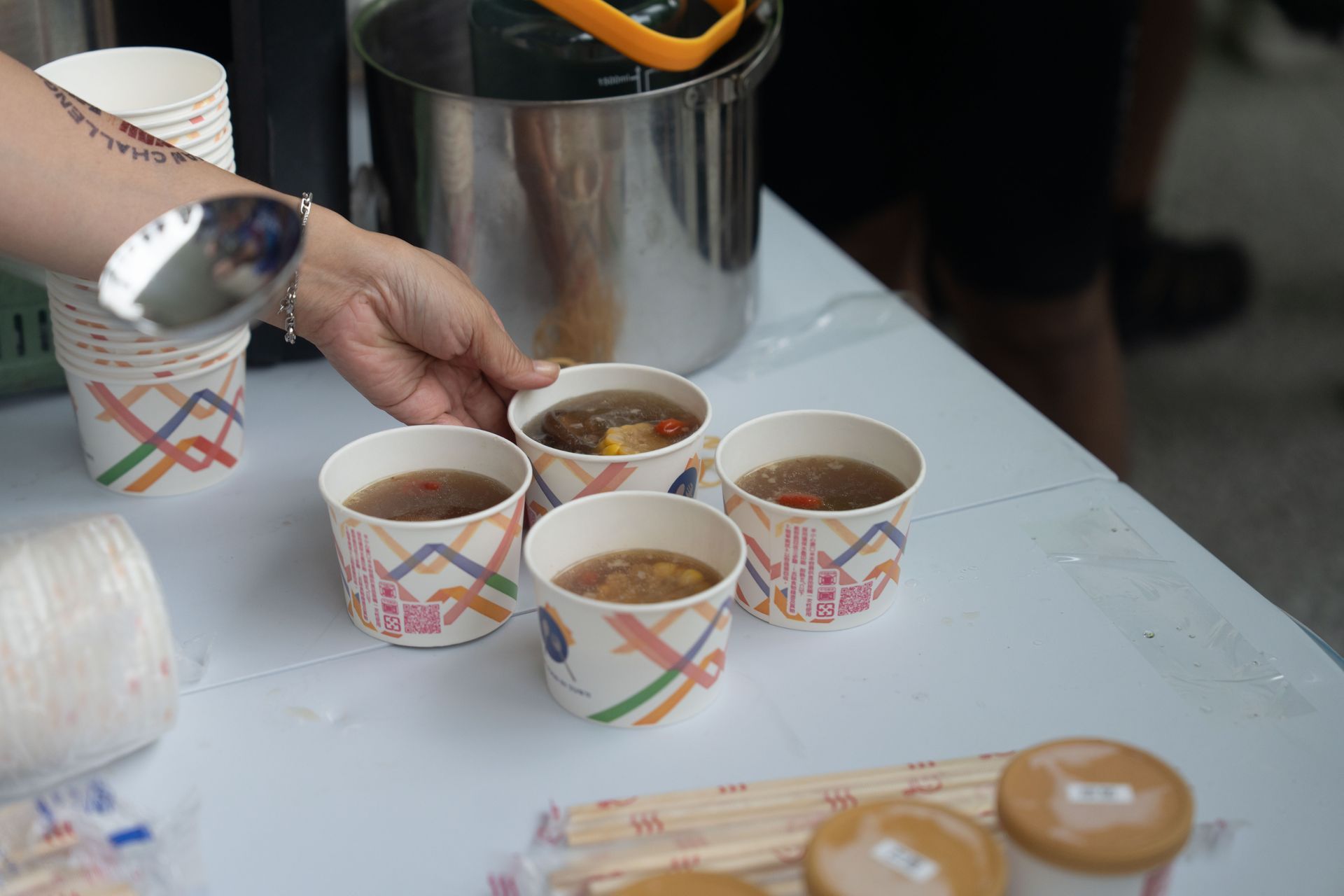 那湯很暖，那圈很甜。