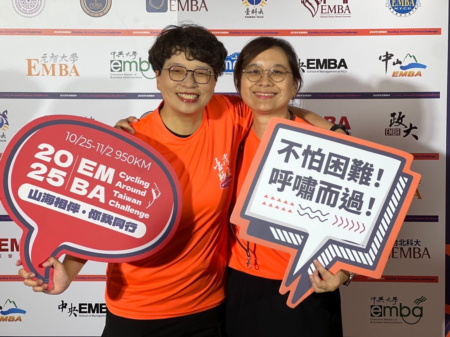 校友會秘書長文齡學姊學生會秘書長(總召)任旂橘子學姊全程陪伴服務