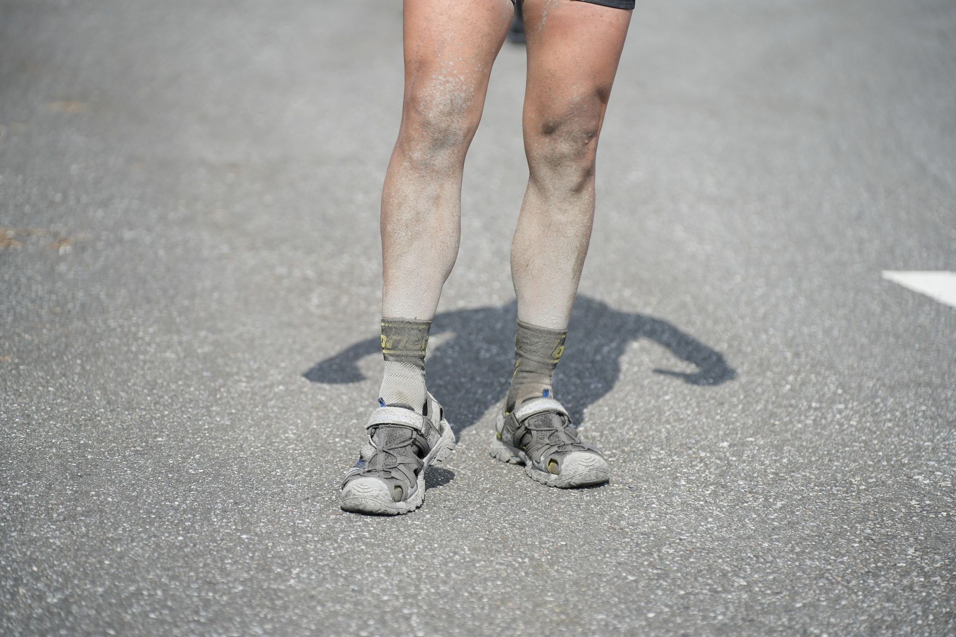 當我們騎進花蓮的光復鄉，腳下的路不再是柏油，而是泥與灰交織的記憶。
橋樑只剩下一截孤立的橋墩，河水帶著灰濁的怒意，像在低吼著某種被人遺忘的真實。