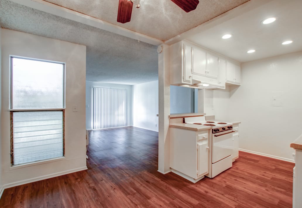 Kitchen | Pinewood Apartments