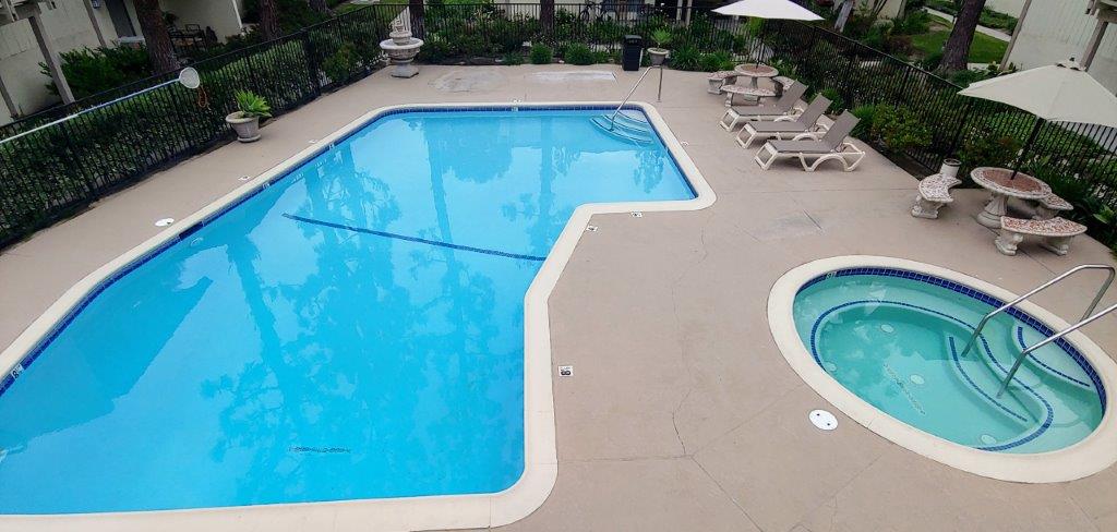 Pool | Pinewood Apartments