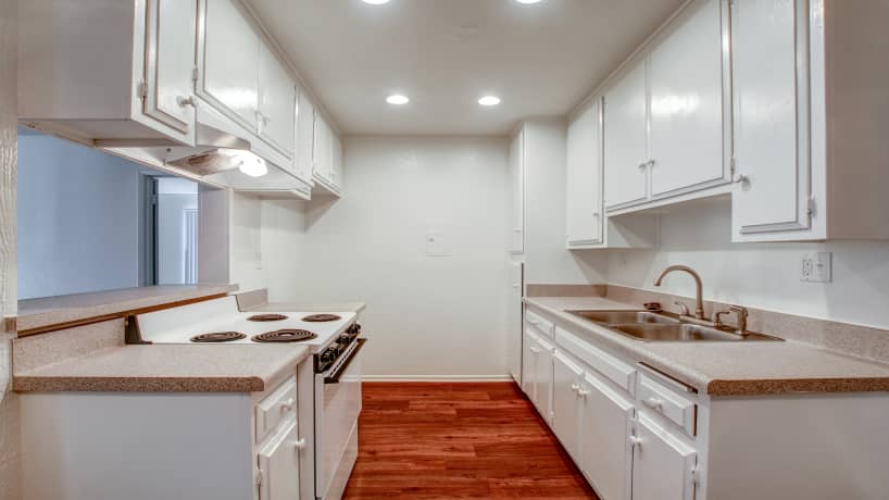 Kitchen | Pinewood Apartments