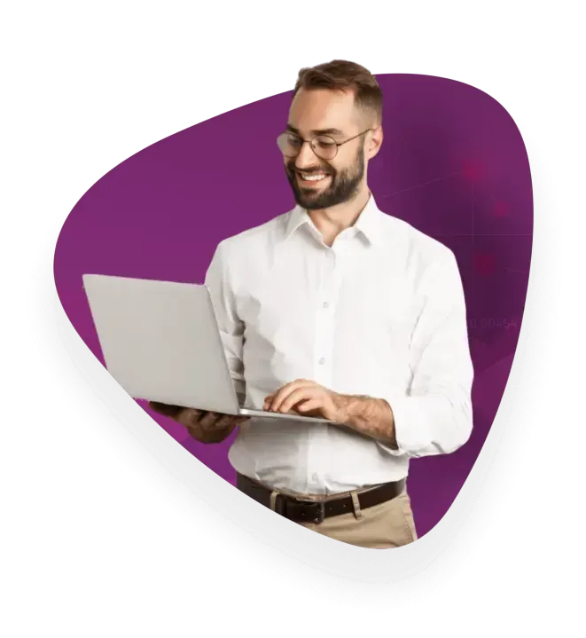 Um homem está usando um laptop em um fundo roxo.