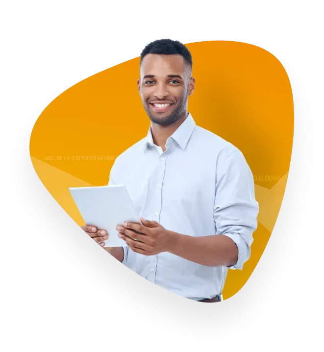 Um homem de camisa branca está segurando um tablet e sorrindo.