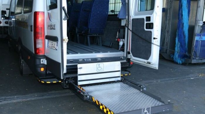 minibus con pedana per accesso ai disabili