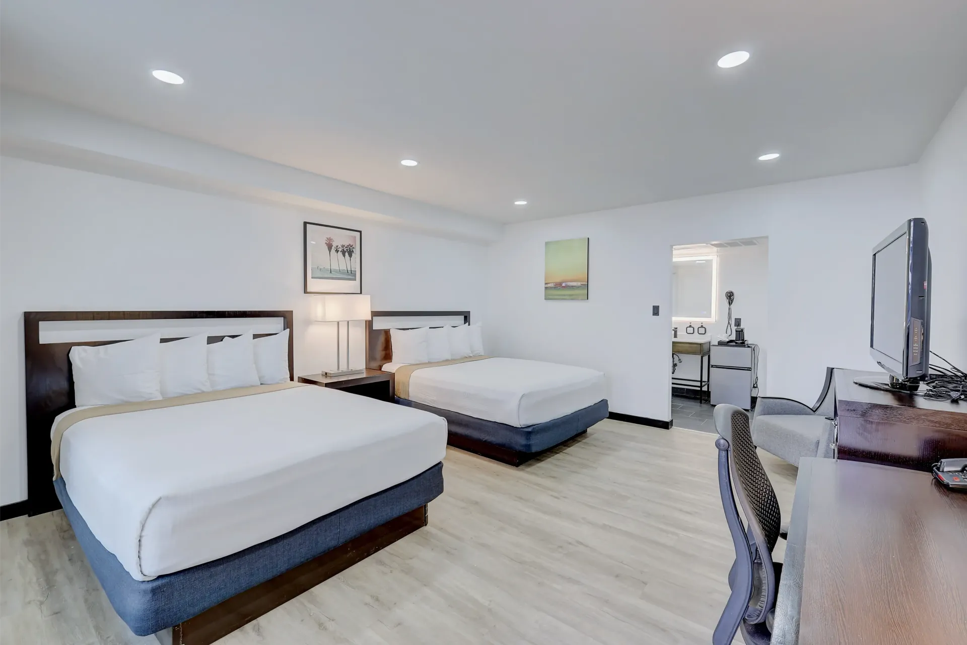 Una camioneta blanca está estacionada frente a un edificio alto.