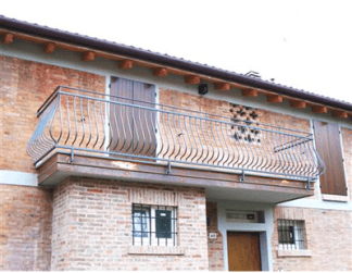 Balcone con ringhiera in ferro battuto