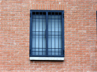 Finestra con inferriate in ferro