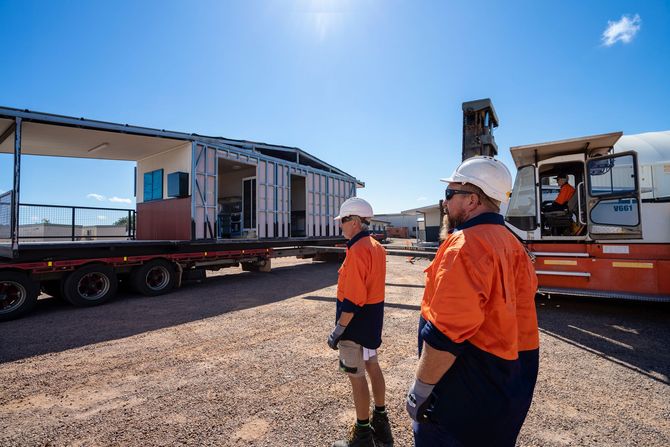 Transporting a modular building