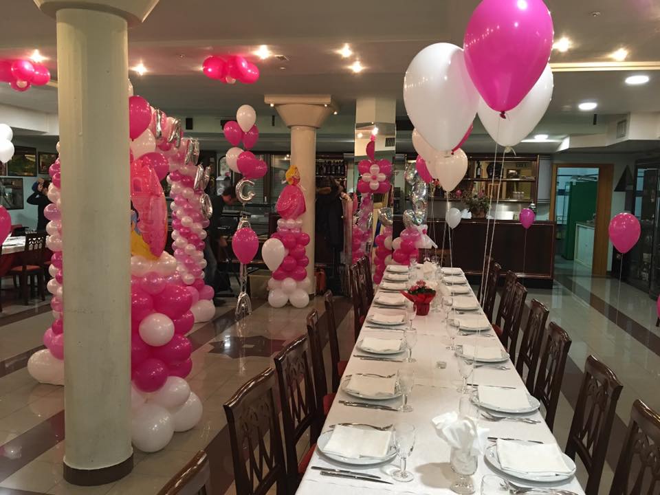 sala addobbata per compleanno