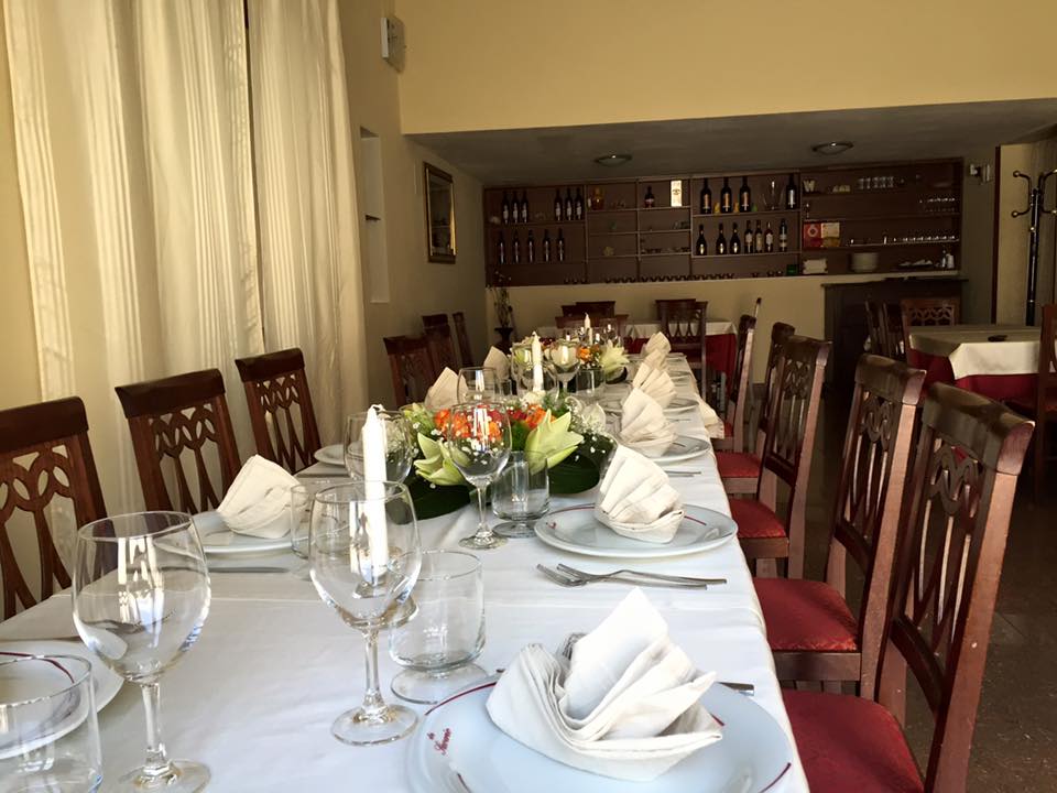 tavola apparecchiata per evento