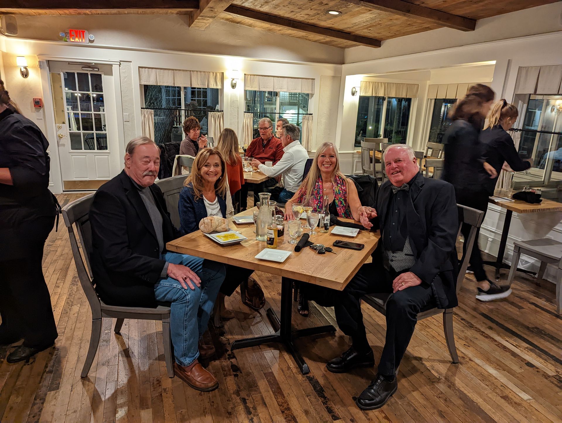 A group of people are sitting at a table in a restaurant.