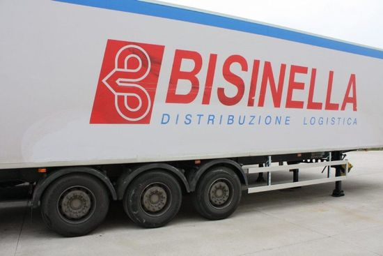 camion per trasporto merci con logo Bisinella