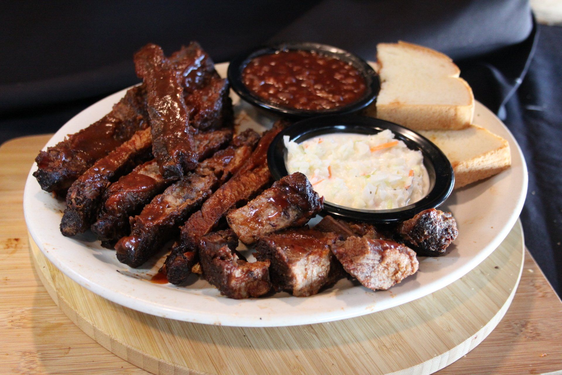 Ribs and coleslaw lunch menu at bbq house near me