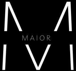 Un logo stilizzato con la parola "MAIOR" centrata tra due grandi forme geometriche bianche a forma di "M" su sfondo nero.