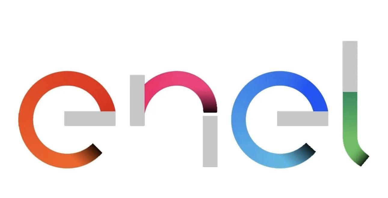 Il logo di Enel presenta il nome dell'azienda in minuscolo, con lettere colorate e sfumate e accenti strutturali grigi.