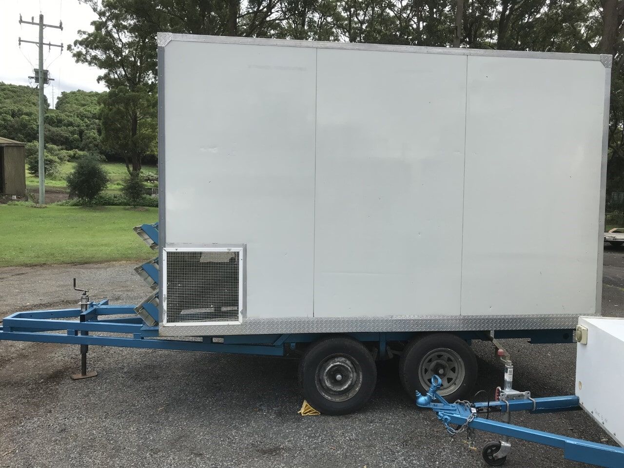 A White Trailer with a Blue Trailer Attached to it - Cool Room in Lindendale, NSW