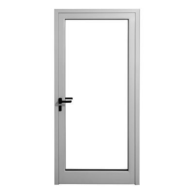 Una puerta de cristal de un solo panel, con marco gris claro y tirador negro, centrada sobre un fondo blanco liso.