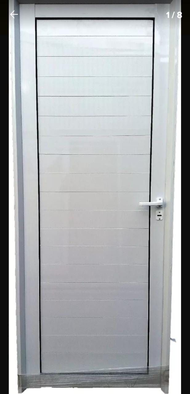 Una puerta blanca rectangular compuesta por paneles horizontales con un sencillo tirador y marco plateados.